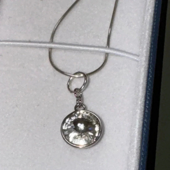 Clear Swarovski Crystal
Rivoli & Blue Aurora Borealis pendants with 925 … - Picture 3 of 16